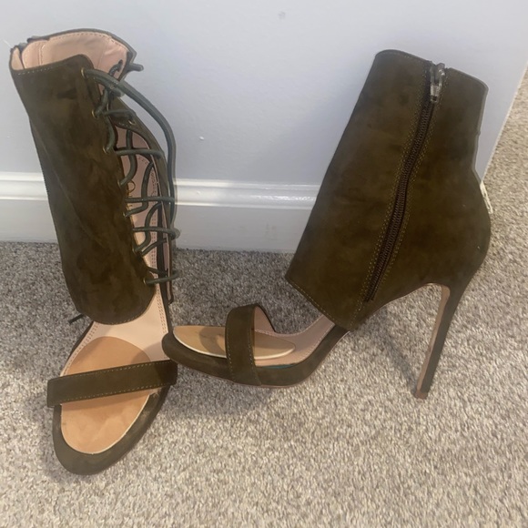 Hunter green Olivia Ferguson stunning Heels - Picture 3 of 3